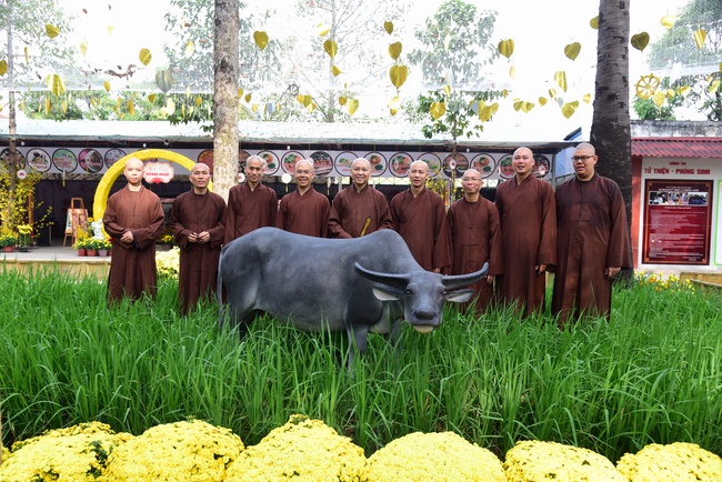 Welcome the Spring beside the Master