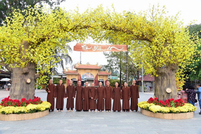 Welcome the Spring beside the Master