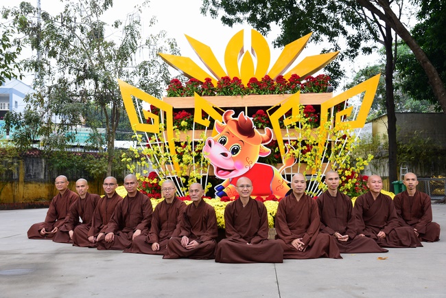 Welcome the Spring beside the Master