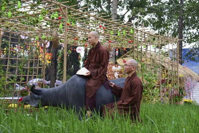 Welcome the Spring beside the Master