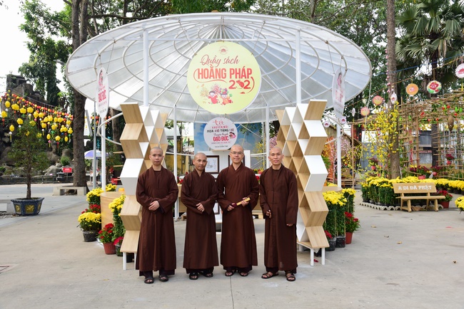 Welcome the Spring beside the Master