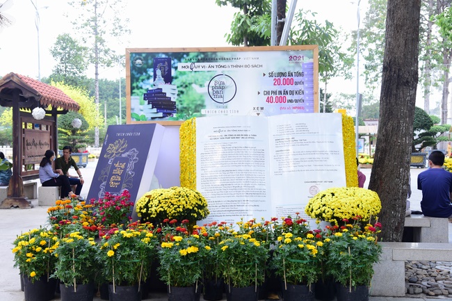 Welcome the Spring beside the Master