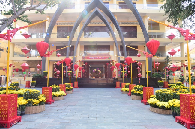 Welcome the Spring beside the Master