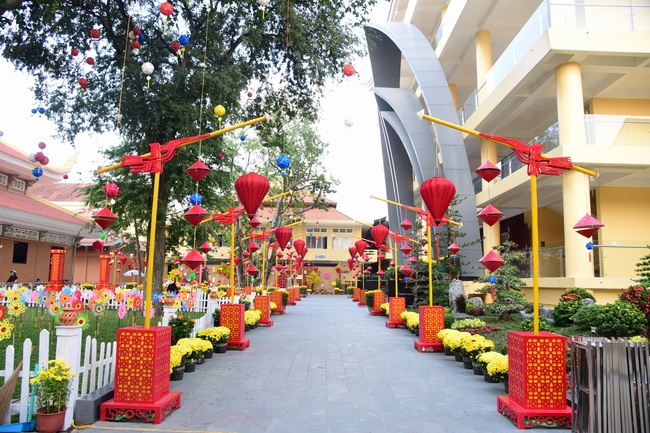 Welcome the Spring beside the Master