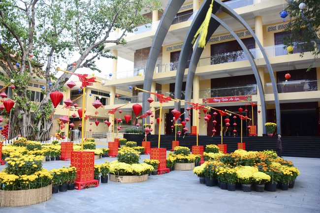 Welcome the Spring beside the Master