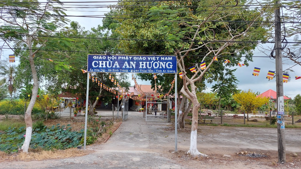 Ngày đầu xuân chùa An Hương, An Giang