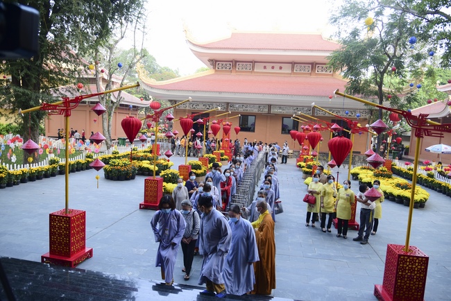 Pilgrimage, kowtow Buddha, offering at the beginning of the year