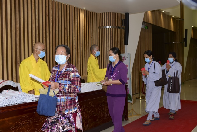 Pilgrimage, kowtow Buddha, offering at the beginning of the year