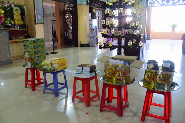 Pilgrimage, kowtow Buddha, offering at the beginning of the year