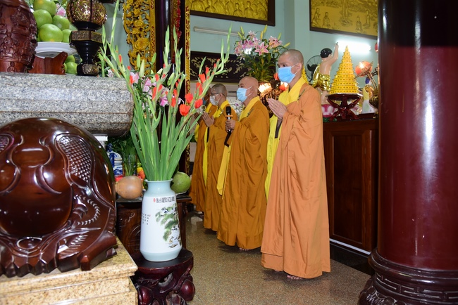 Pilgrimage, kowtow Buddha, offering at the beginning of the year