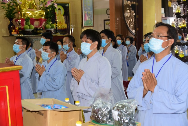 Pilgrimage, kowtow Buddha, offering at the beginning of the year
