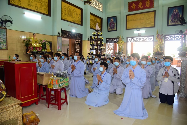Pilgrimage, kowtow Buddha, offering at the beginning of the year