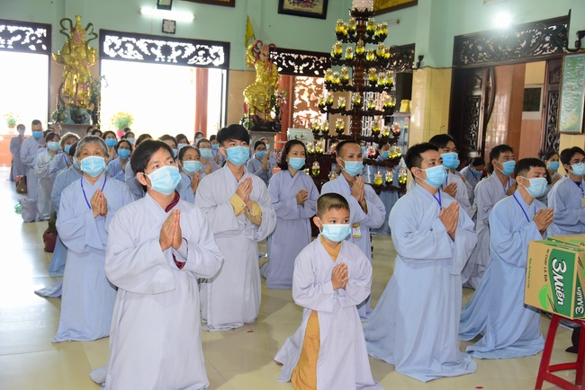 Pilgrimage, kowtow Buddha, offering at the beginning of the year