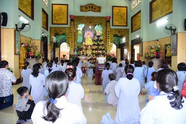 Pilgrimage, kowtow Buddha, offering at the beginning of the year