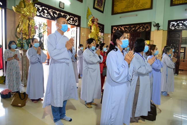 Pilgrimage, kowtow Buddha, offering at the beginning of the year