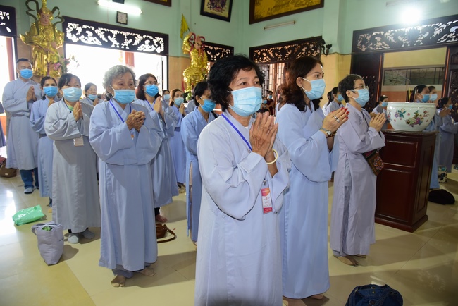 Pilgrimage, kowtow Buddha, offering at the beginning of the year