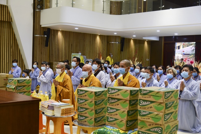 Pilgrimage, kowtow Buddha, offering at the beginning of the year