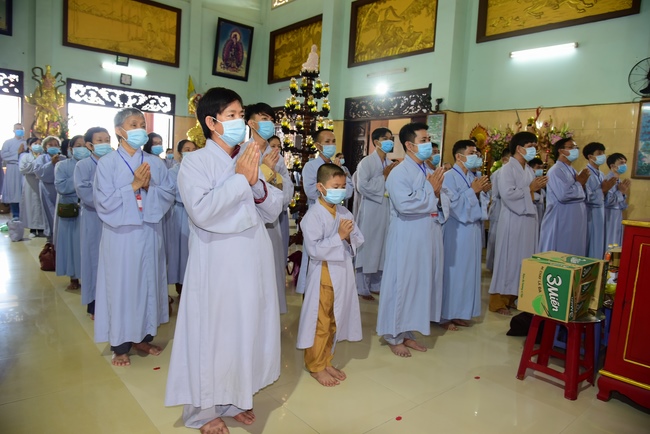 Pilgrimage, kowtow Buddha, offering at the beginning of the year