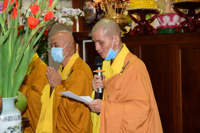 Pilgrimage, kowtow Buddha, offering at the beginning of the year