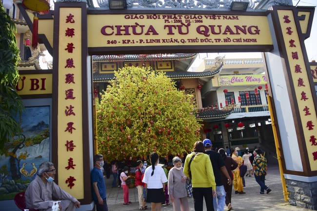 Pilgrimage, kowtow Buddha, offering at the beginning of the year