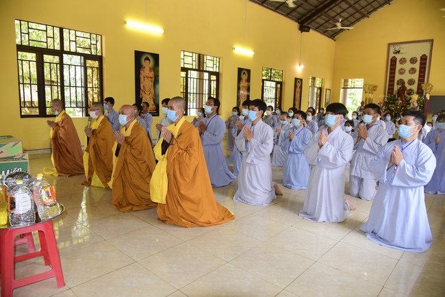 Pilgrimage, kowtow Buddha, offering at the beginning of the year