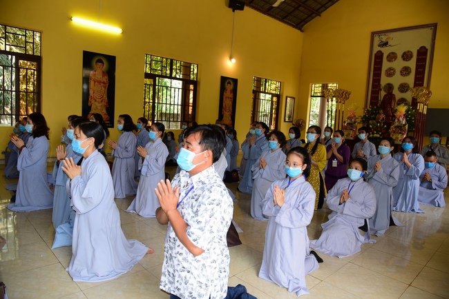 Pilgrimage, kowtow Buddha, offering at the beginning of the year