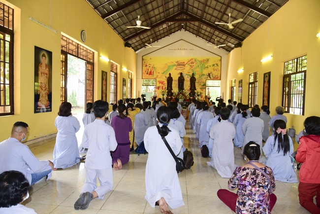 Pilgrimage, kowtow Buddha, offering at the beginning of the year