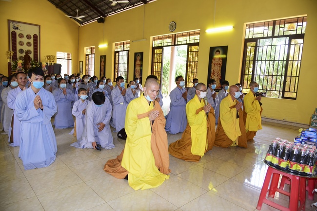 Pilgrimage, kowtow Buddha, offering at the beginning of the year