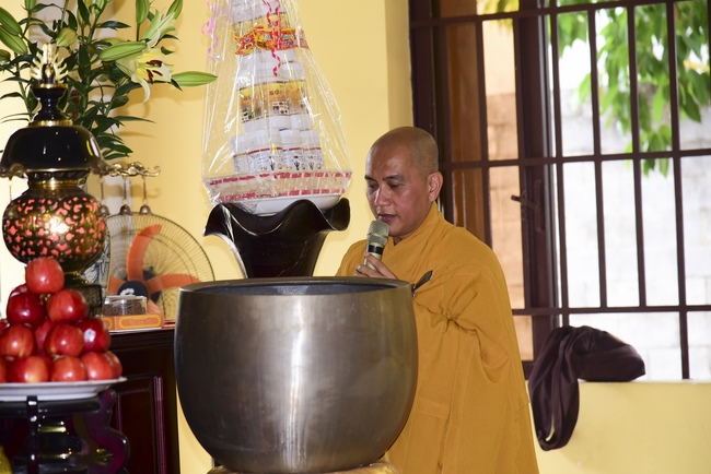 Pilgrimage, kowtow Buddha, offering at the beginning of the year
