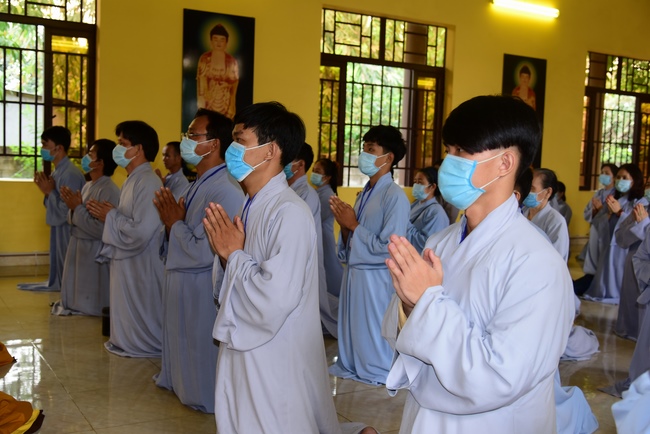 Pilgrimage, kowtow Buddha, offering at the beginning of the year