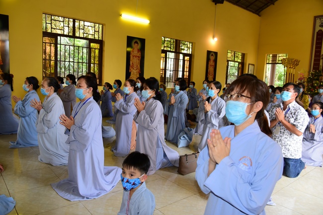 Pilgrimage, kowtow Buddha, offering at the beginning of the year