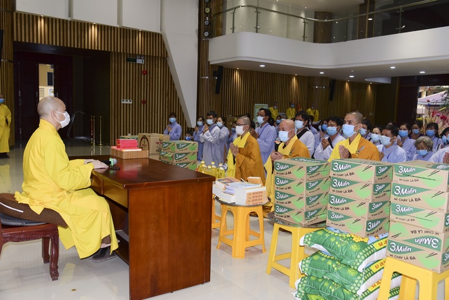 Pilgrimage, kowtow Buddha, offering at the beginning of the year