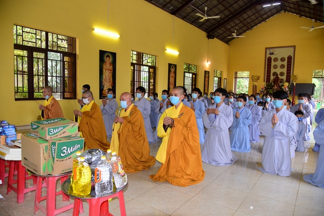 Pilgrimage, kowtow Buddha, offering at the beginning of the year