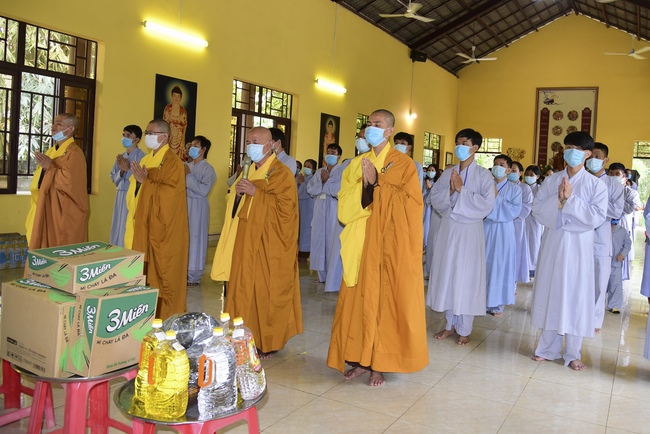 Pilgrimage, kowtow Buddha, offering at the beginning of the year