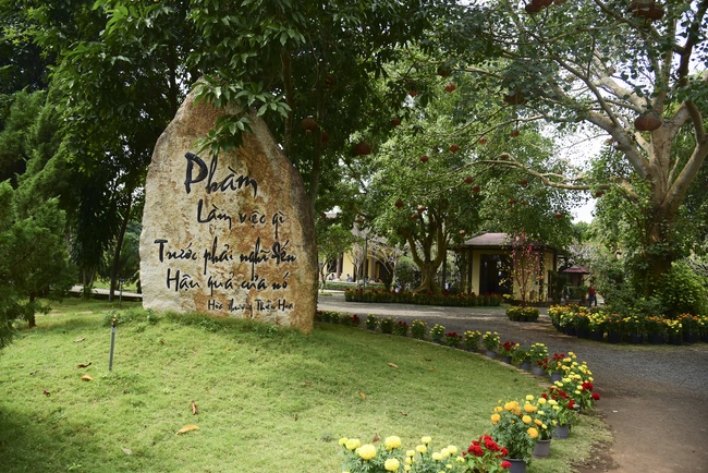 Pilgrimage, kowtow Buddha, offering at the beginning of the year