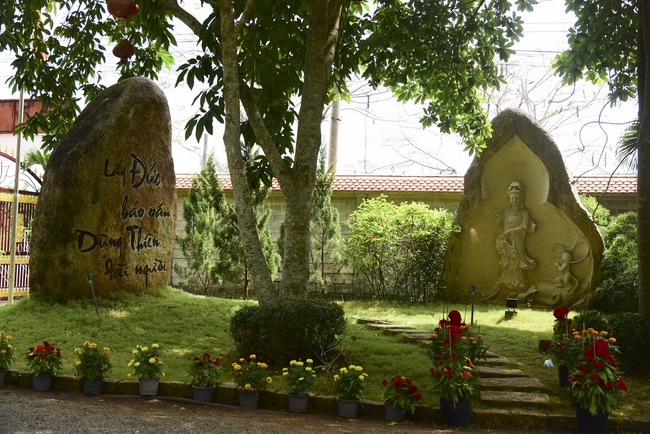 Pilgrimage, kowtow Buddha, offering at the beginning of the year