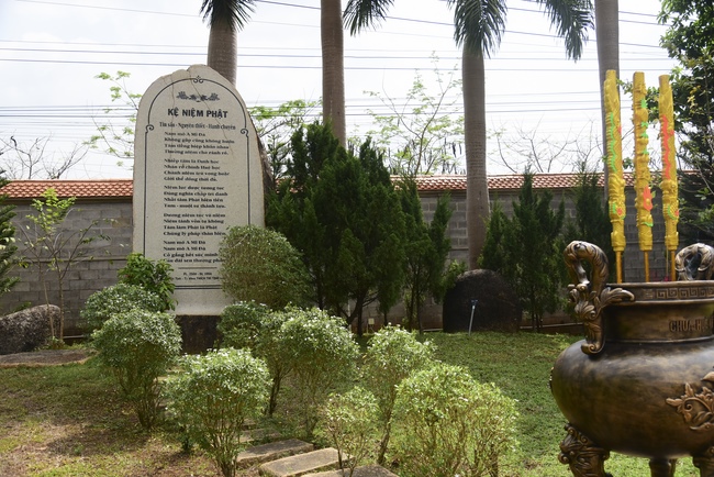 Pilgrimage, kowtow Buddha, offering at the beginning of the year