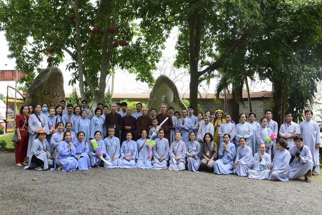 Pilgrimage, kowtow Buddha, offering at the beginning of the year
