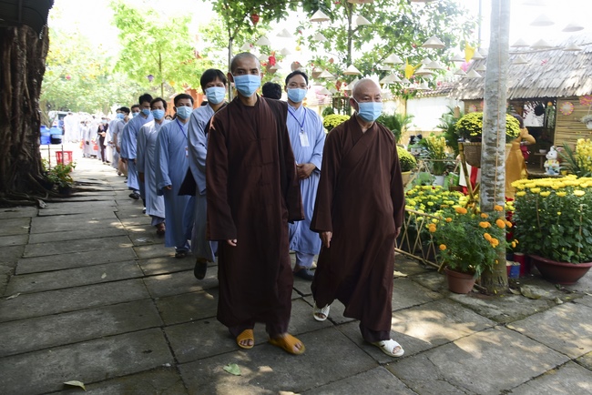 Pilgrimage, kowtow Buddha, offering at the beginning of the year