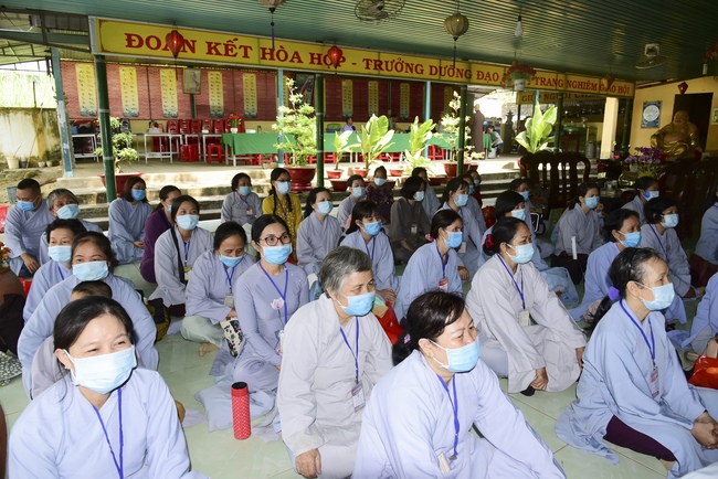 Pilgrimage, kowtow Buddha, offering at the beginning of the year