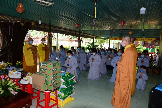 Pilgrimage, kowtow Buddha, offering at the beginning of the year