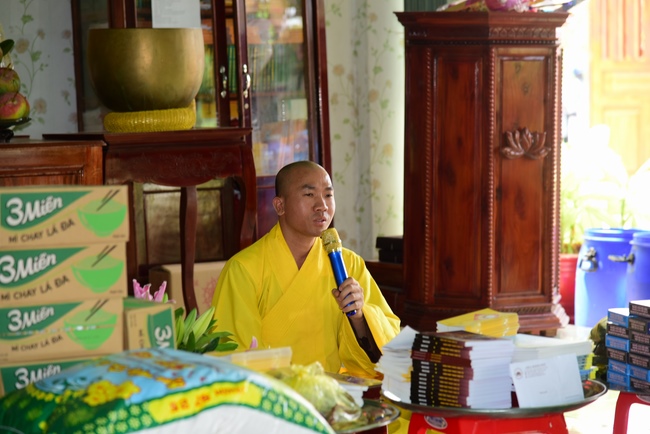 Pilgrimage, kowtow Buddha, offering at the beginning of the year