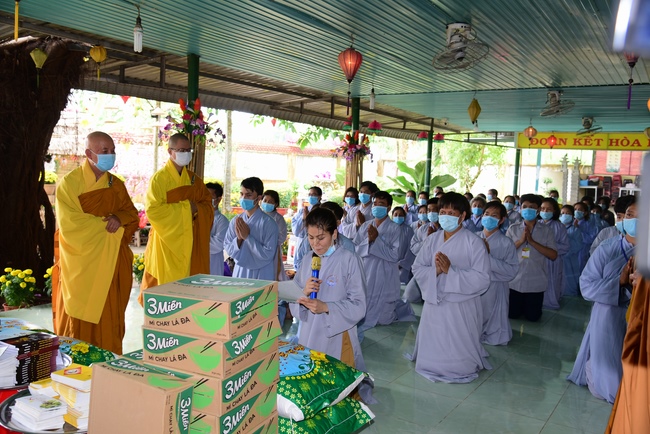 Pilgrimage, kowtow Buddha, offering at the beginning of the year