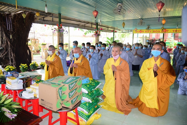 Pilgrimage, kowtow Buddha, offering at the beginning of the year