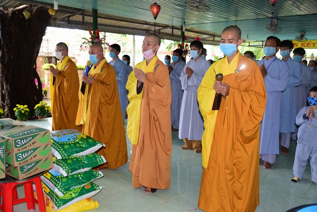 Pilgrimage, kowtow Buddha, offering at the beginning of the year