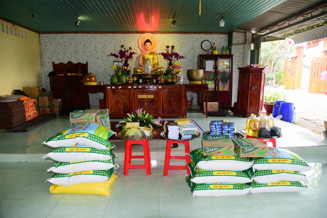 Pilgrimage, kowtow Buddha, offering at the beginning of the year