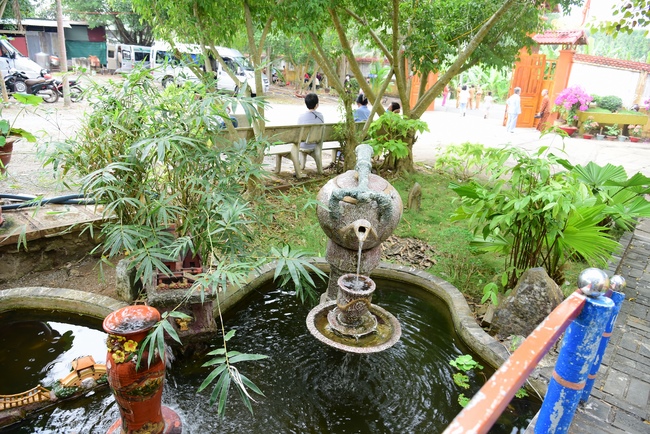 Pilgrimage, kowtow Buddha, offering at the beginning of the year