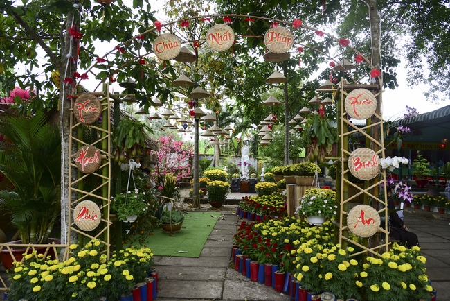 Pilgrimage, kowtow Buddha, offering at the beginning of the year