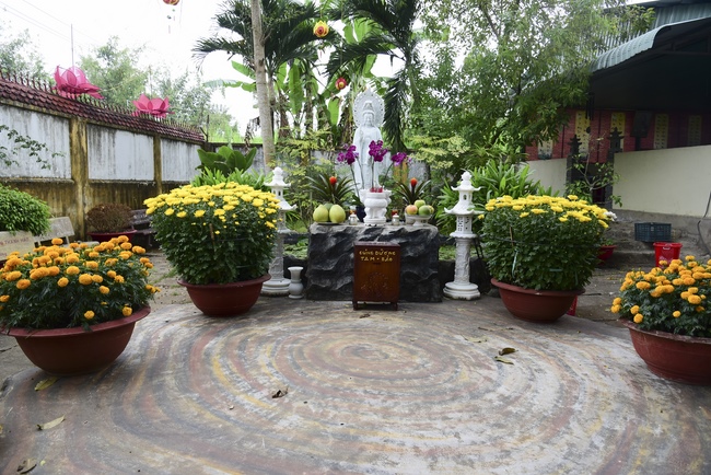 Pilgrimage, kowtow Buddha, offering at the beginning of the year