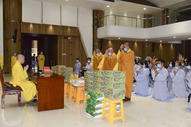 Pilgrimage, kowtow Buddha, offering at the beginning of the year